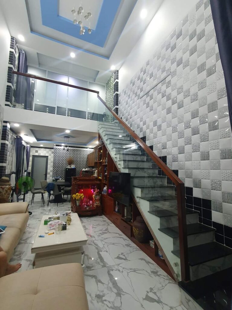 CẦN BÁN GẤP NHÀ PHỐ QUẬN 2 THUỘC DỰ ÁN SAIGON MYSTERY VILLAS SÁT ĐẢO KIM CƯƠNG QUẬN 2 162 M2 GIÁ CHỈ 40 TỶ LH :0977792214(HUỆ) để gặp chủ. Diện tích 9 x18 =162 m2 Kết cấu nhà 3 tàng(1 trệt 2 lầu 1 sân thượng) có hầm để xe, có thang máy đầy đủ tiện nghi. Vị trí giáp 02 mặt tiền sông Sài Gòn và sông Giồng Ông Tố. Cực kỳ thoáng, tràn đầy vượng khí , trong lành, mát mẻ, tốt cho sức khỏe. Đã có sổ hồng riêng đứng tên Chủ đầu tư là Công ty TNHH Thế Kỷ 21. Công chứng sang tên Hợp đồng mua bán. Đã có hồ sơ thiết kế, giấy phép xây dựng , bản vẽ thiết kế chi tiết Toàn bộ cửa được lắp đặt hệ nhôm cao cấp nhập khẩu từ Malaysia. Nhà đã hoàn thiện chỉ sách vali vào ở.