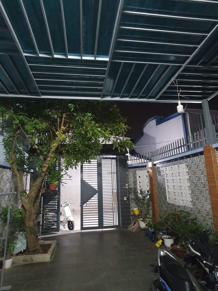 CẦN BÁN GẤP NHÀ PHỐ QUẬN 2 THUỘC DỰ ÁN SAIGON MYSTERY VILLAS SÁT ĐẢO KIM CƯƠNG QUẬN 2 162 M2 GIÁ CHỈ 40 TỶ LH :0977792214(HUỆ) để gặp chủ. Diện tích 9 x18 =162 m2 Kết cấu nhà 3 tàng(1 trệt 2 lầu 1 sân thượng) có hầm để xe, có thang máy đầy đủ tiện nghi. Vị trí giáp 02 mặt tiền sông Sài Gòn và sông Giồng Ông Tố. Cực kỳ thoáng, tràn đầy vượng khí , trong lành, mát mẻ, tốt cho sức khỏe. Đã có sổ hồng riêng đứng tên Chủ đầu tư là Công ty TNHH Thế Kỷ 21. Công chứng sang tên Hợp đồng mua bán. Đã có hồ sơ thiết kế, giấy phép xây dựng , bản vẽ thiết kế chi tiết Toàn bộ cửa được lắp đặt hệ nhôm cao cấp nhập khẩu từ Malaysia. Nhà đã hoàn thiện chỉ sách vali vào ở.