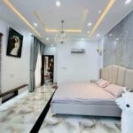 CẦN BÁN GẤP NHÀ PHỐ QUẬN 2 THUỘC DỰ ÁN SAIGON MYSTERY VILLAS SÁT ĐẢO KIM CƯƠNG QUẬN 2 162 M2 GIÁ CHỈ 40 TỶ LH :0977792214(HUỆ) để gặp chủ. Diện tích 9 x18 =162 m2 Kết cấu nhà 3 tàng(1 trệt 2 lầu 1 sân thượng) có hầm để xe, có thang máy đầy đủ tiện nghi. Vị trí giáp 02 mặt tiền sông Sài Gòn và sông Giồng Ông Tố. Cực kỳ thoáng, tràn đầy vượng khí , trong lành, mát mẻ, tốt cho sức khỏe. Đã có sổ hồng riêng đứng tên Chủ đầu tư là Công ty TNHH Thế Kỷ 21. Công chứng sang tên Hợp đồng mua bán. Đã có hồ sơ thiết kế, giấy phép xây dựng , bản vẽ thiết kế chi tiết Toàn bộ cửa được lắp đặt hệ nhôm cao cấp nhập khẩu từ Malaysia. Nhà đã hoàn thiện chỉ sách vali vào ở.