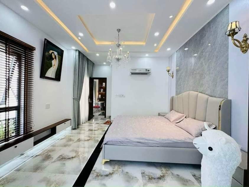 CẦN BÁN GẤP NHÀ PHỐ QUẬN 2 THUỘC DỰ ÁN SAIGON MYSTERY VILLAS SÁT ĐẢO KIM CƯƠNG QUẬN 2 162 M2 GIÁ CHỈ 40 TỶ LH :0977792214(HUỆ) để gặp chủ. Diện tích 9 x18 =162 m2 Kết cấu nhà 3 tàng(1 trệt 2 lầu 1 sân thượng) có hầm để xe, có thang máy đầy đủ tiện nghi. Vị trí giáp 02 mặt tiền sông Sài Gòn và sông Giồng Ông Tố. Cực kỳ thoáng, tràn đầy vượng khí , trong lành, mát mẻ, tốt cho sức khỏe. Đã có sổ hồng riêng đứng tên Chủ đầu tư là Công ty TNHH Thế Kỷ 21. Công chứng sang tên Hợp đồng mua bán. Đã có hồ sơ thiết kế, giấy phép xây dựng , bản vẽ thiết kế chi tiết Toàn bộ cửa được lắp đặt hệ nhôm cao cấp nhập khẩu từ Malaysia. Nhà đã hoàn thiện chỉ sách vali vào ở.